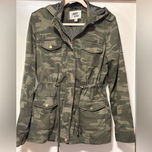 Cotton camouflage jackets with zip up closure. Juniors XL